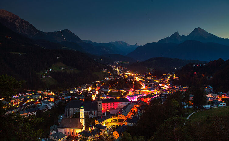 Der Markt Berchtesgaden leuchtet | im Hintergrund der Watzmann