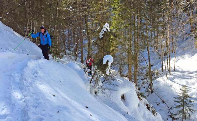 Ein Bergführer führt die Gruppe durchs Lattengebirge