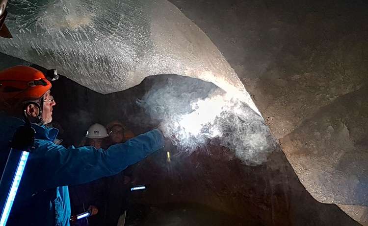 In der Schellenberger Eishöhle