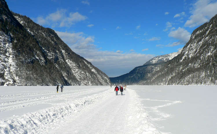 Fußmarsch über den zugefrorenen Königssee