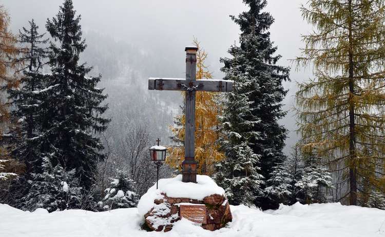 Das Gipfelkreuz am Brandkopf im Winter