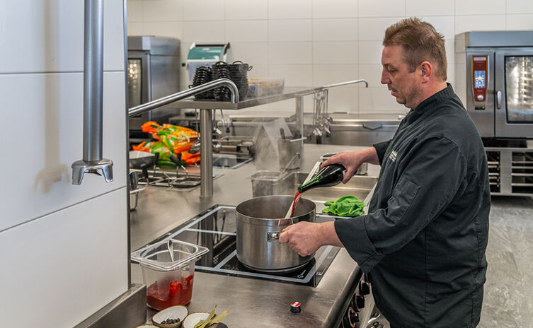 Küchenmeister Josef Meneder in der Küche der Jenneralm