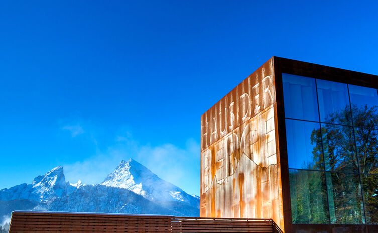 Haus der Berge Nationalpark Berchtesgaden mit Blick auf Watzmann