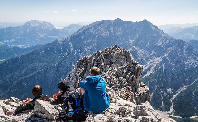 Bergsteiger genießen die Aussicht am Gipfel des Hochkalter