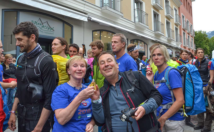 Karin Mergner, BGLT begrüßt Pater Kajetan im Ziel