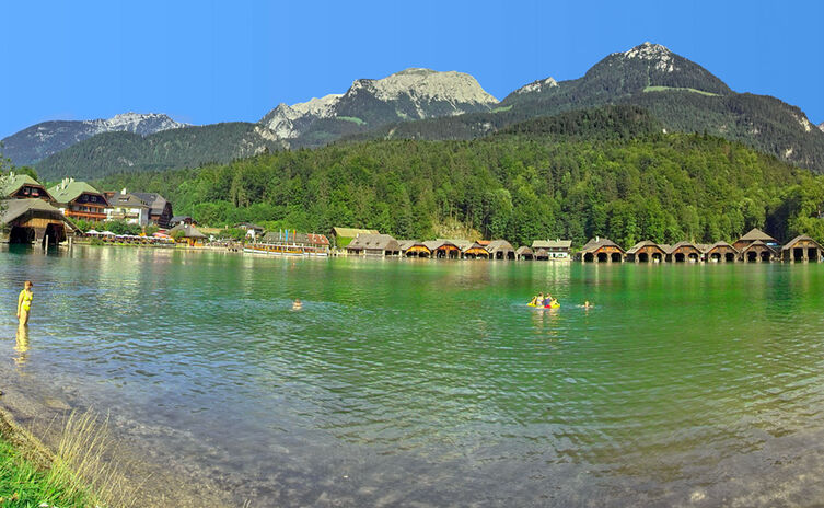 Königssee mit Bootshäusern und Jenner