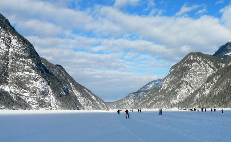 Langläufer auf dem zugefrorenen Königssee