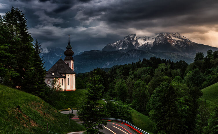 Ein Gewitter braut sich zusammen über Berchtesgaden