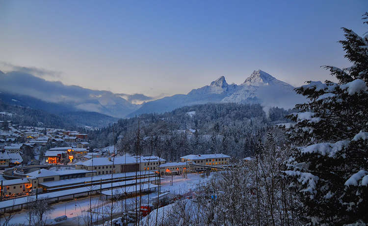 Morgenstimmung am Bahnhof Berchtesgaden im Winter