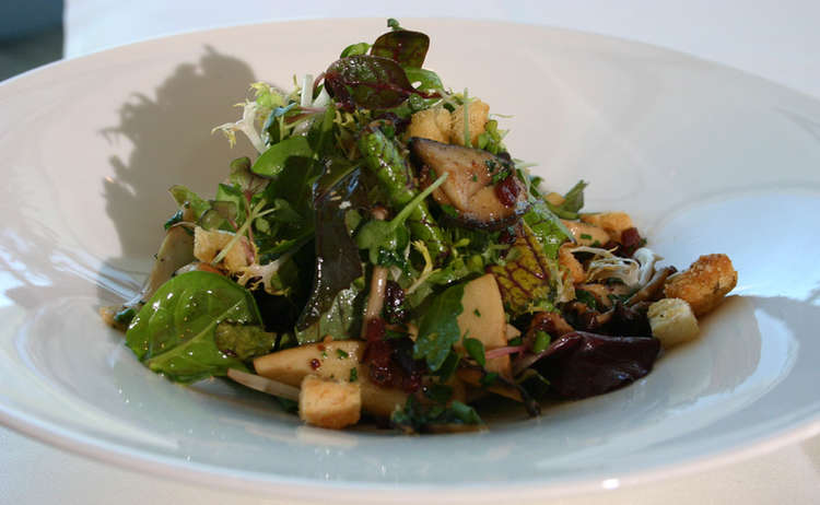Bunter Herbstsalat mit frischen Waldpilzen, Croutons und Speckwürferl