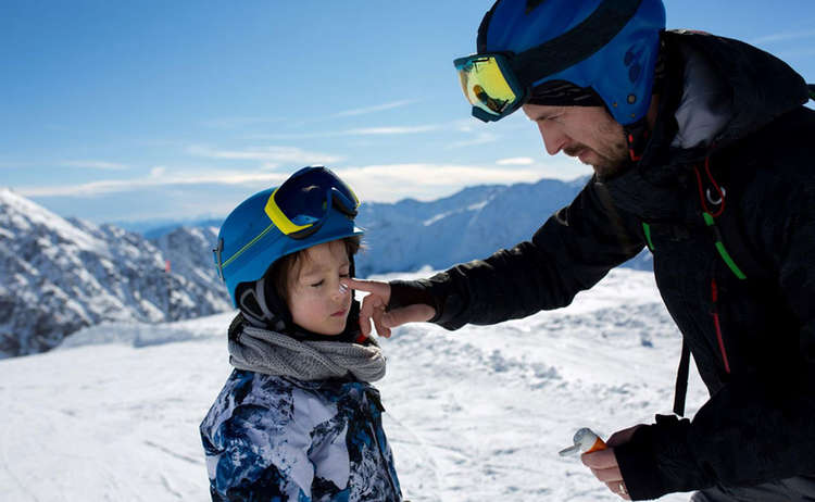 Sonnencreme ist beim Skifahren und sonnigem Wetter essentiell. Und zwar nicht nur für die Kleinsten