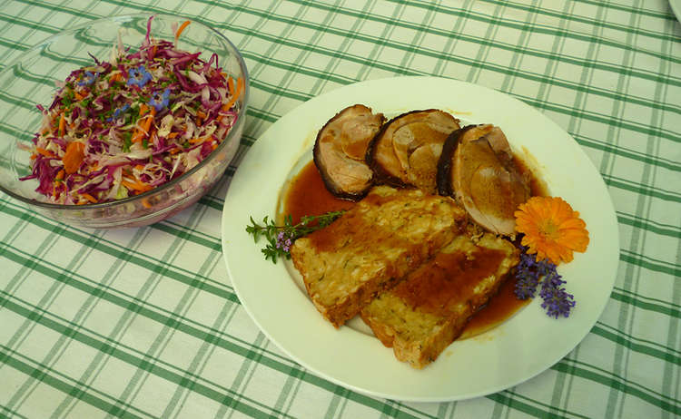 Spanferkelrollbraten mit Dunkelbiersoße, Ofenknödel und bunter Krautsalat