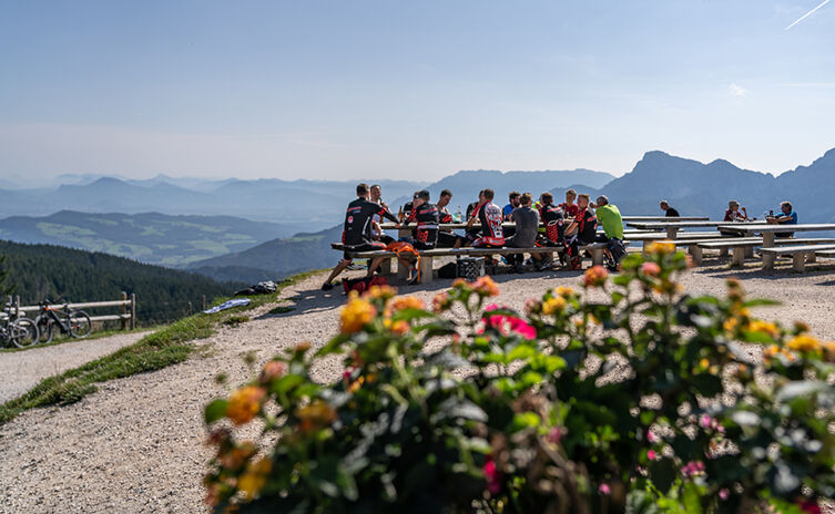 Mountainbiker auf der Terrasse der Stoißer Alm