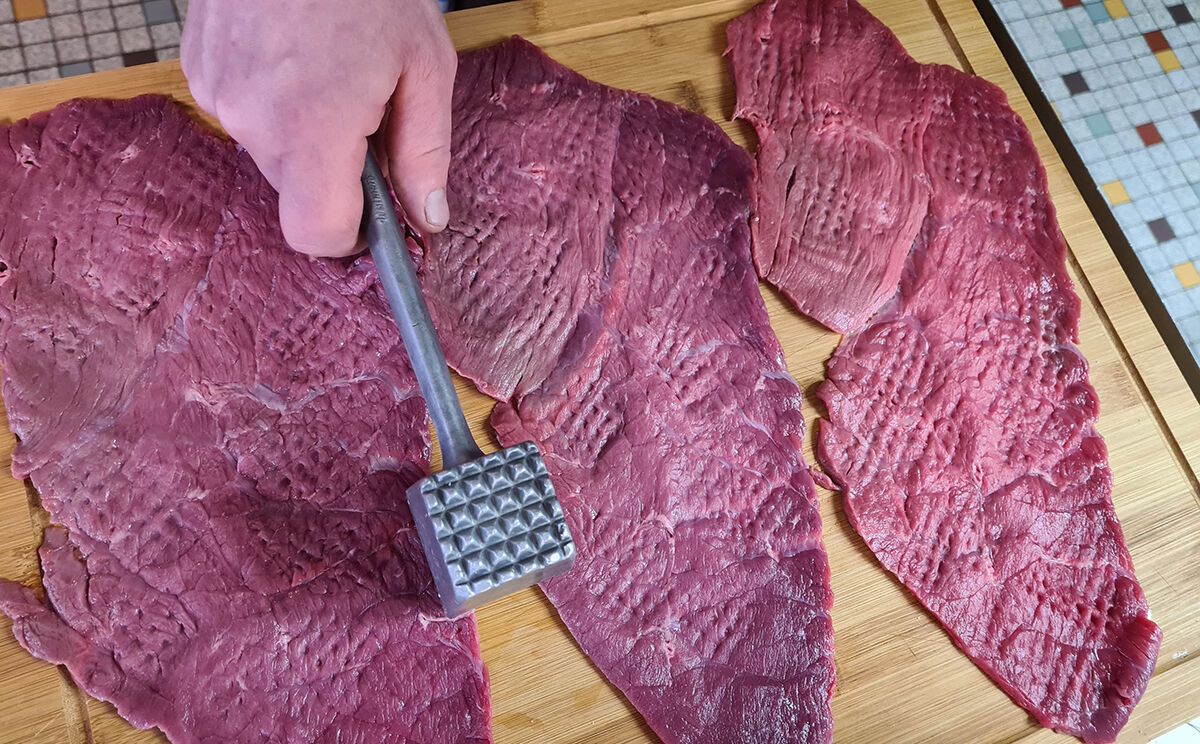 Das Fleisch dünn klopfen