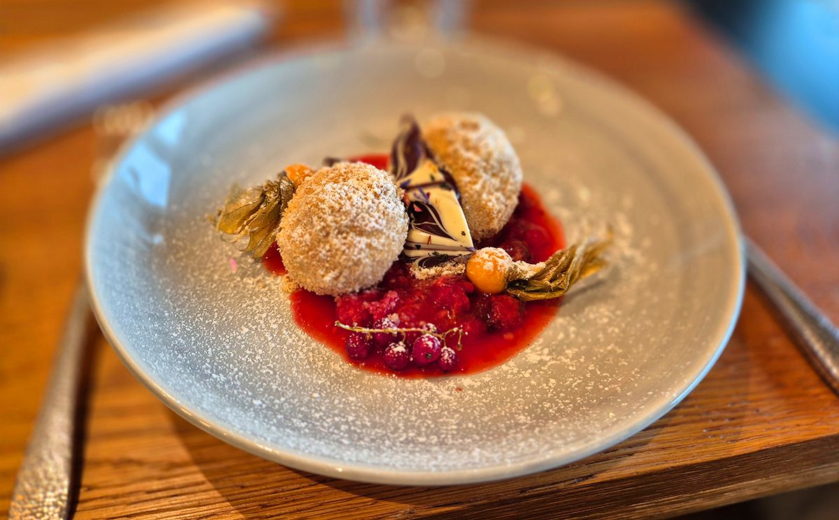 Topfenknödel auf Fruchtspiegel 