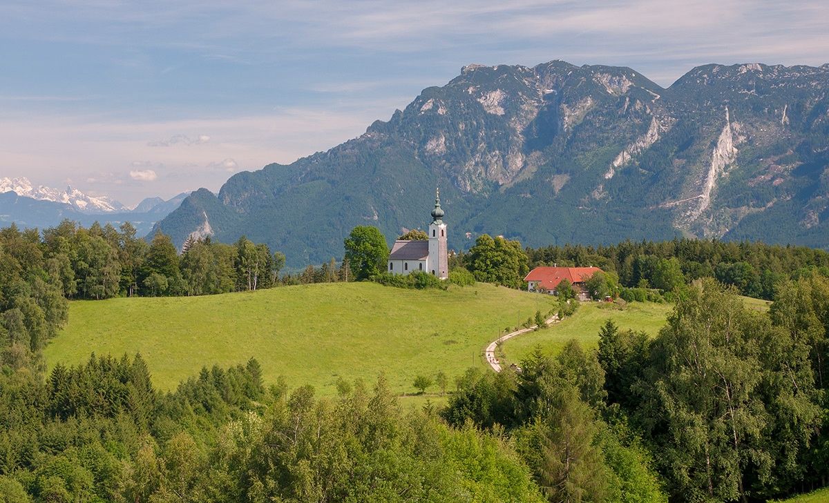 Berggasthof Johannishögl und Kirche St. Johannes Piding