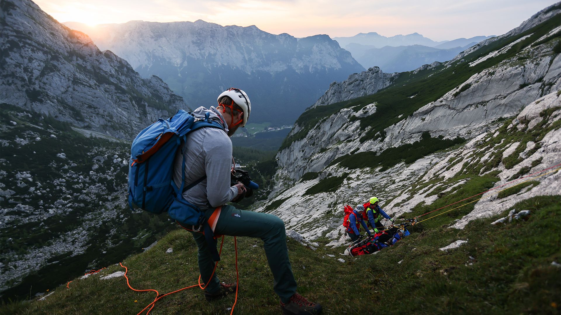 Die Berchtesgadener Bergfilmer von Timeline Production bei Dreharbeiten zu "In höchster Not - Bergretter im Einsatz"