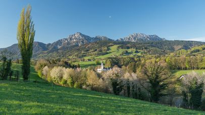 Höglwörth vor dem Hochstaufen-Massiv