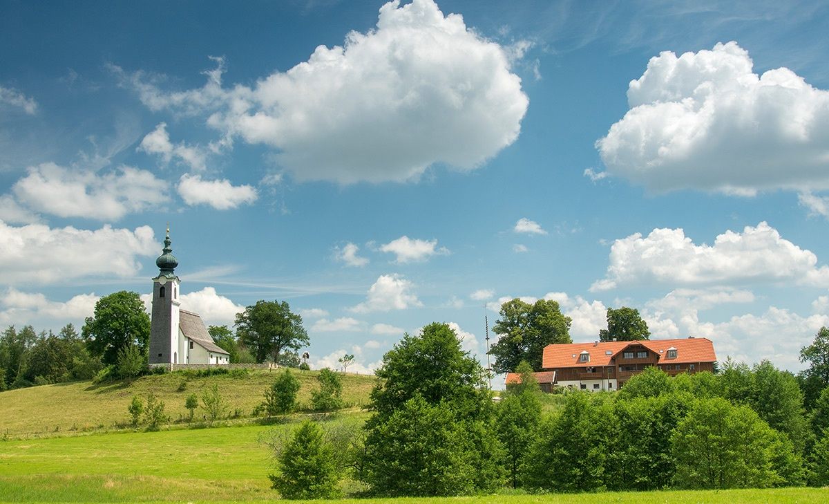 Kirche und Berggasthof Johannishögl Piding