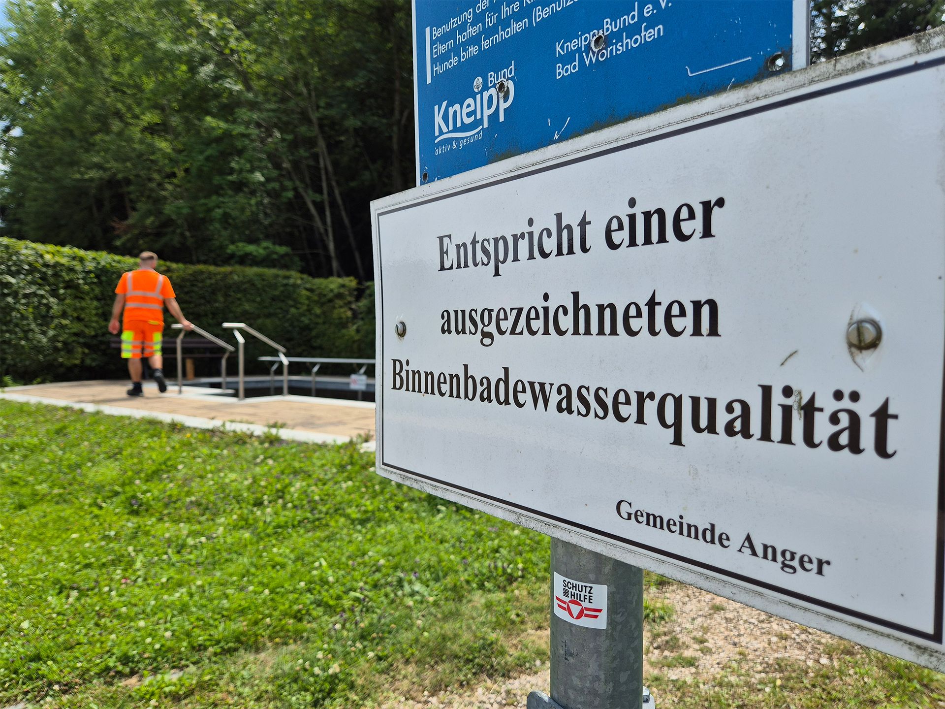 Schild beim Kneippbecken