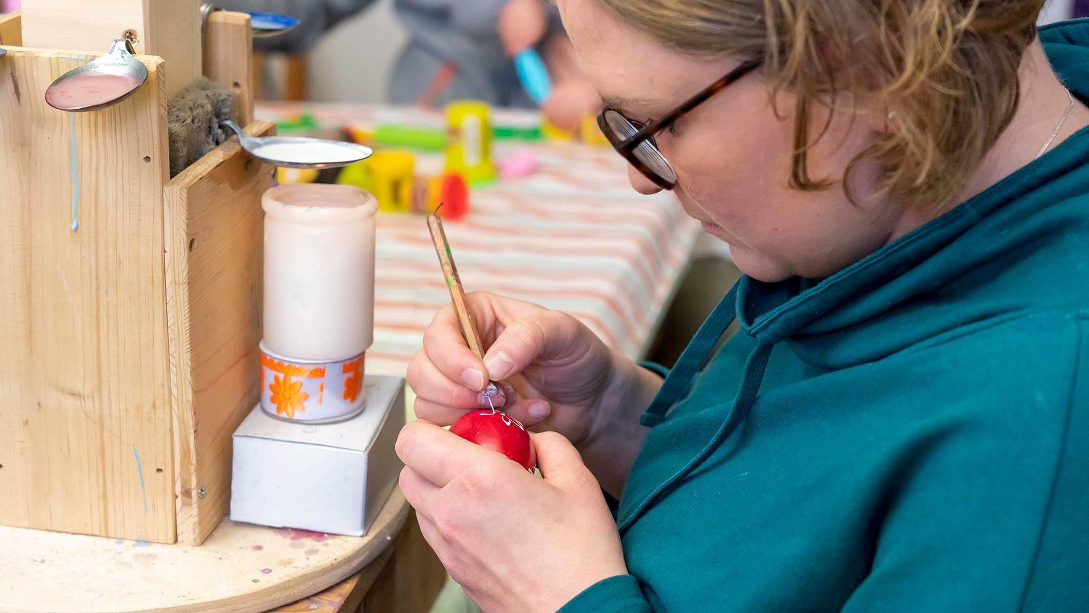 Die Ostereier werden bemalt