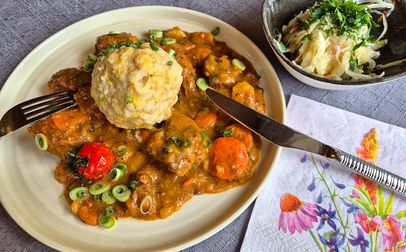 Biergulasch mit Semmelknödel und Speck-Krautsalat
