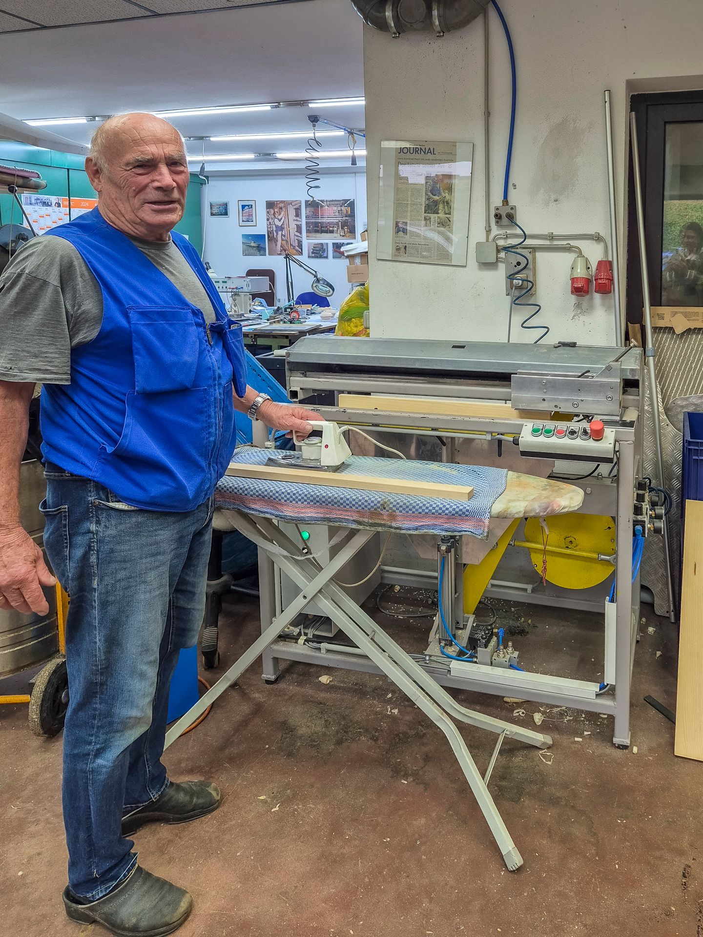 Hans Brandner bei der Herstellung der Schaberbandl