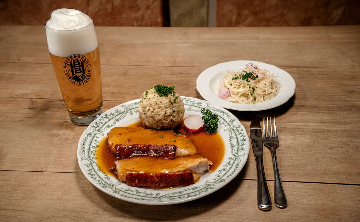 Schweinsbraten mit Semmelknödel und Krautsalat