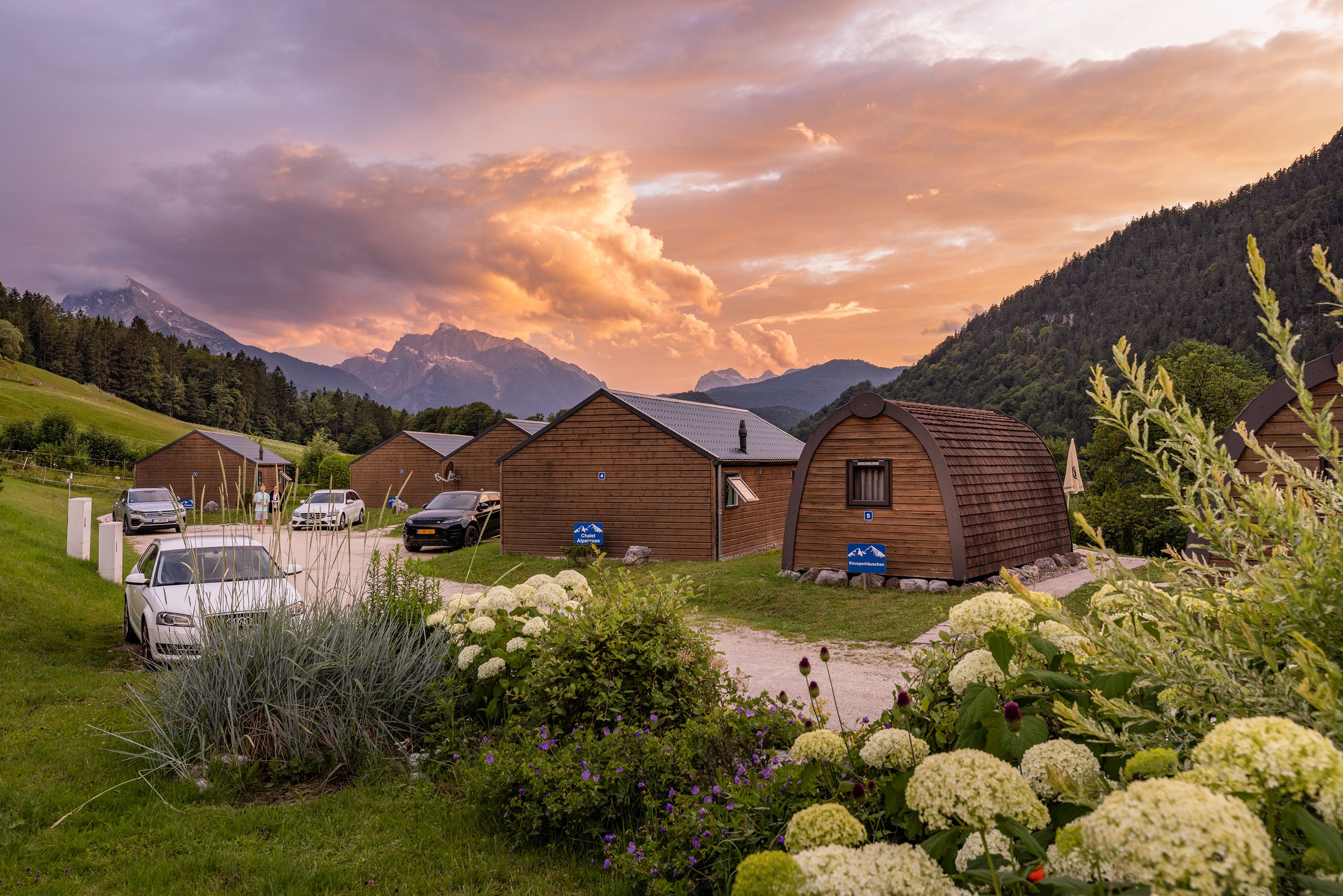 Der terrassenförmig angelegte Campingplatz Allweglehen bietet mit zahlreichen Schatten- und  Sonnenplätzen eine unverwechselbare Aussicht auf die Berchtesgadener Bergwelt: Im direkten Blick der „König Watzmann“, das Wahrzeichen, und sagenumwobener Bergriese der Region.