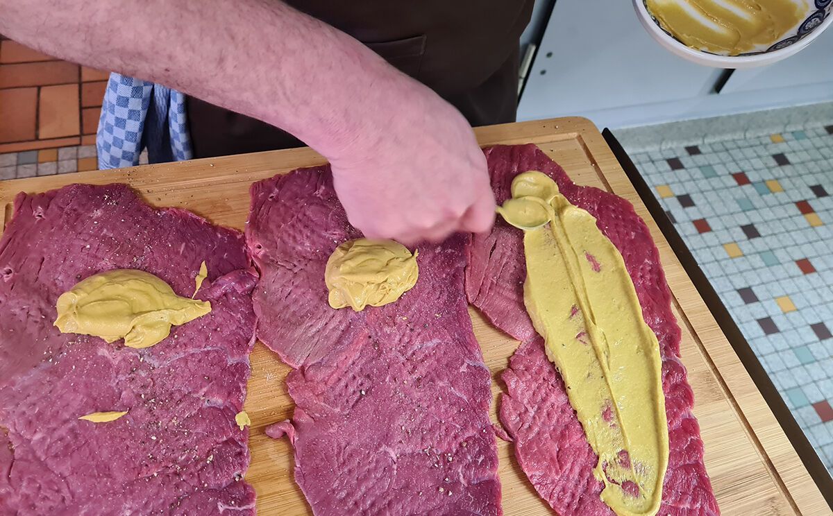 Fleisch würzen und mit Senf bestreichen