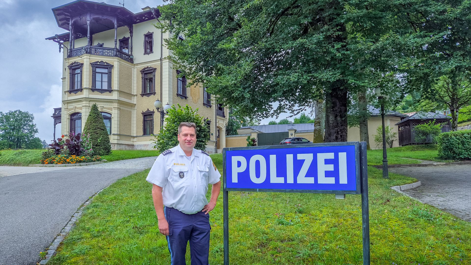Kommissar Scharf vor der Polizei Berchtesgaden