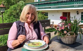 Sophie Stanggassinger mit ihrer Bärlauchsuppe