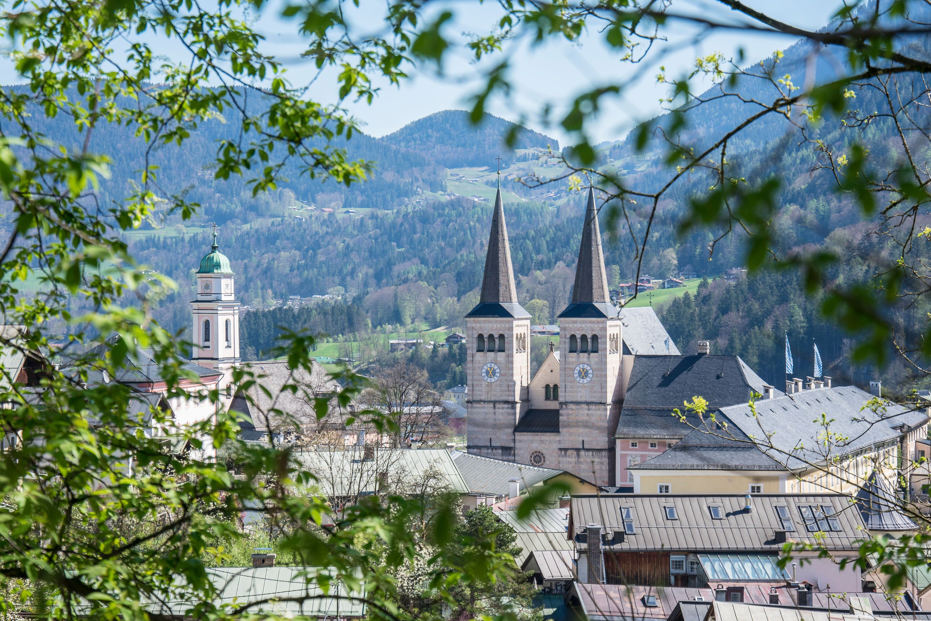 Blick vom Soleleitungssteg zu Stifts- und Pfarrkirche