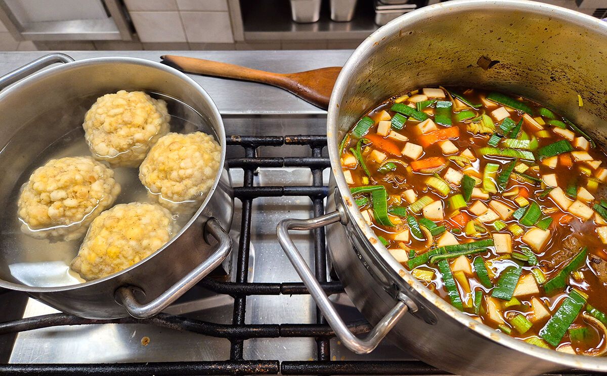 Vorbereitung Biergulasch und Semmelknödel