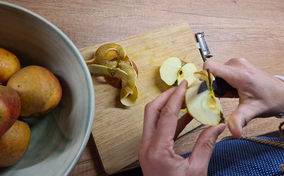 Apfel schälen und Kerngehäuse entfernen