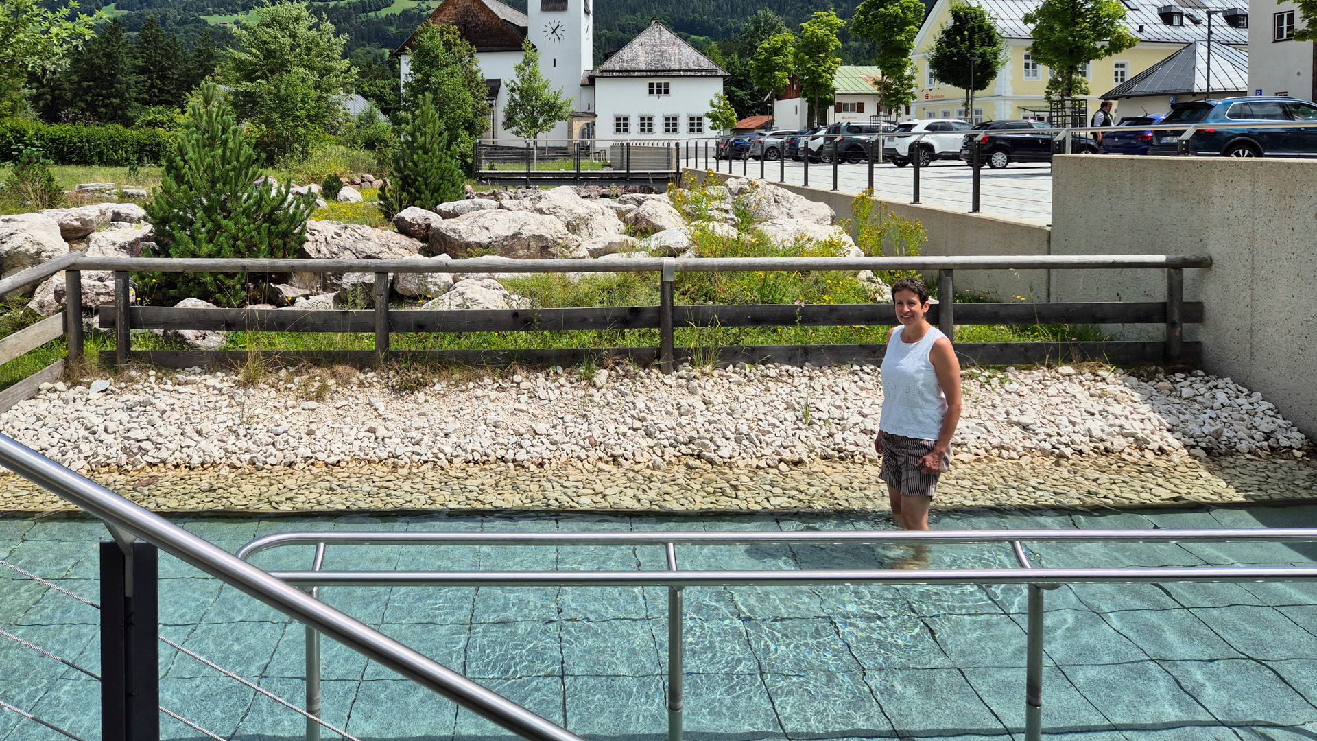 Dr. Caren Lagler kneippt im Kneippbecken von Schönau am Königssee