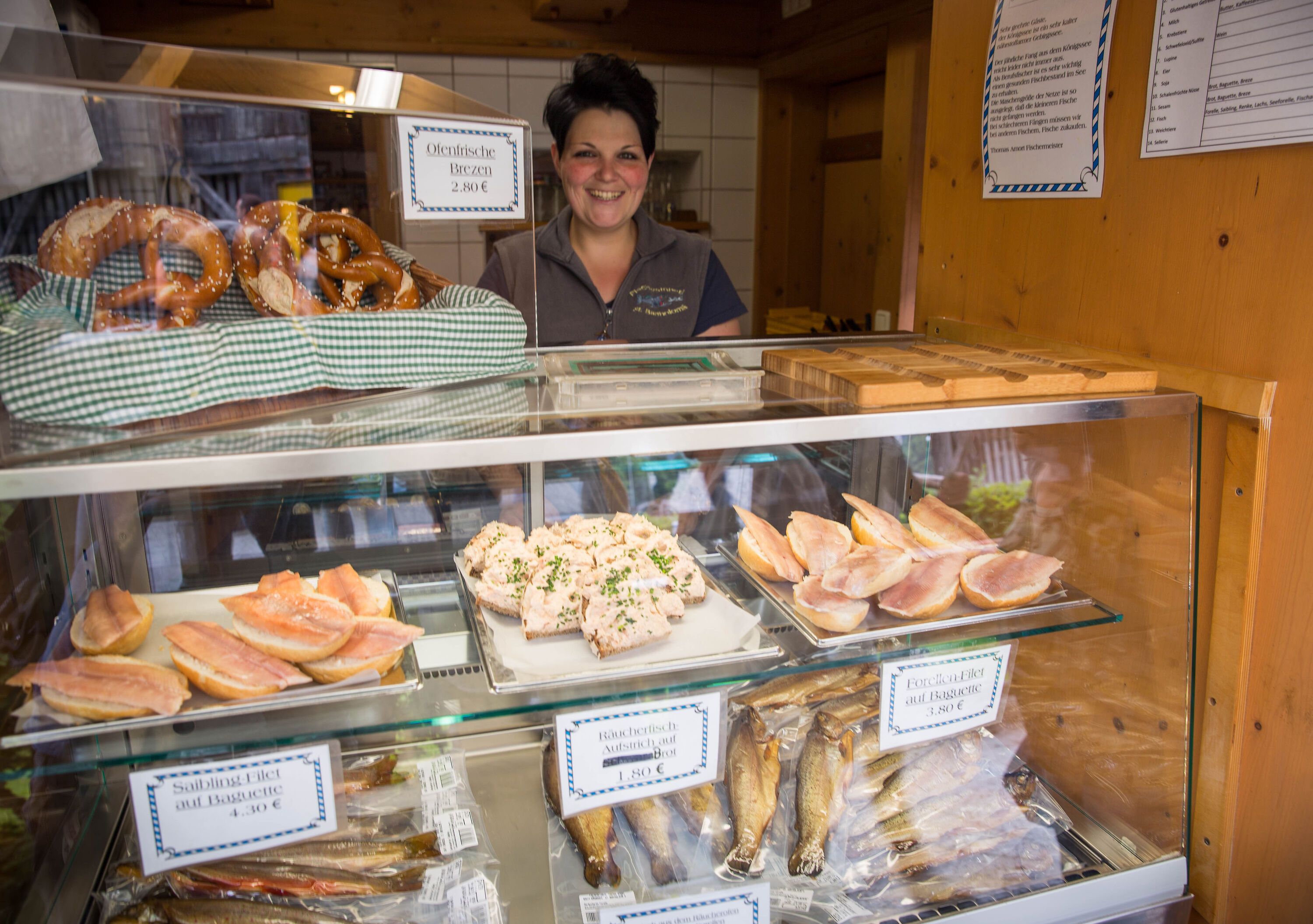 Verkaufstheke der Fischerei Königssee auf St. Bartholomä