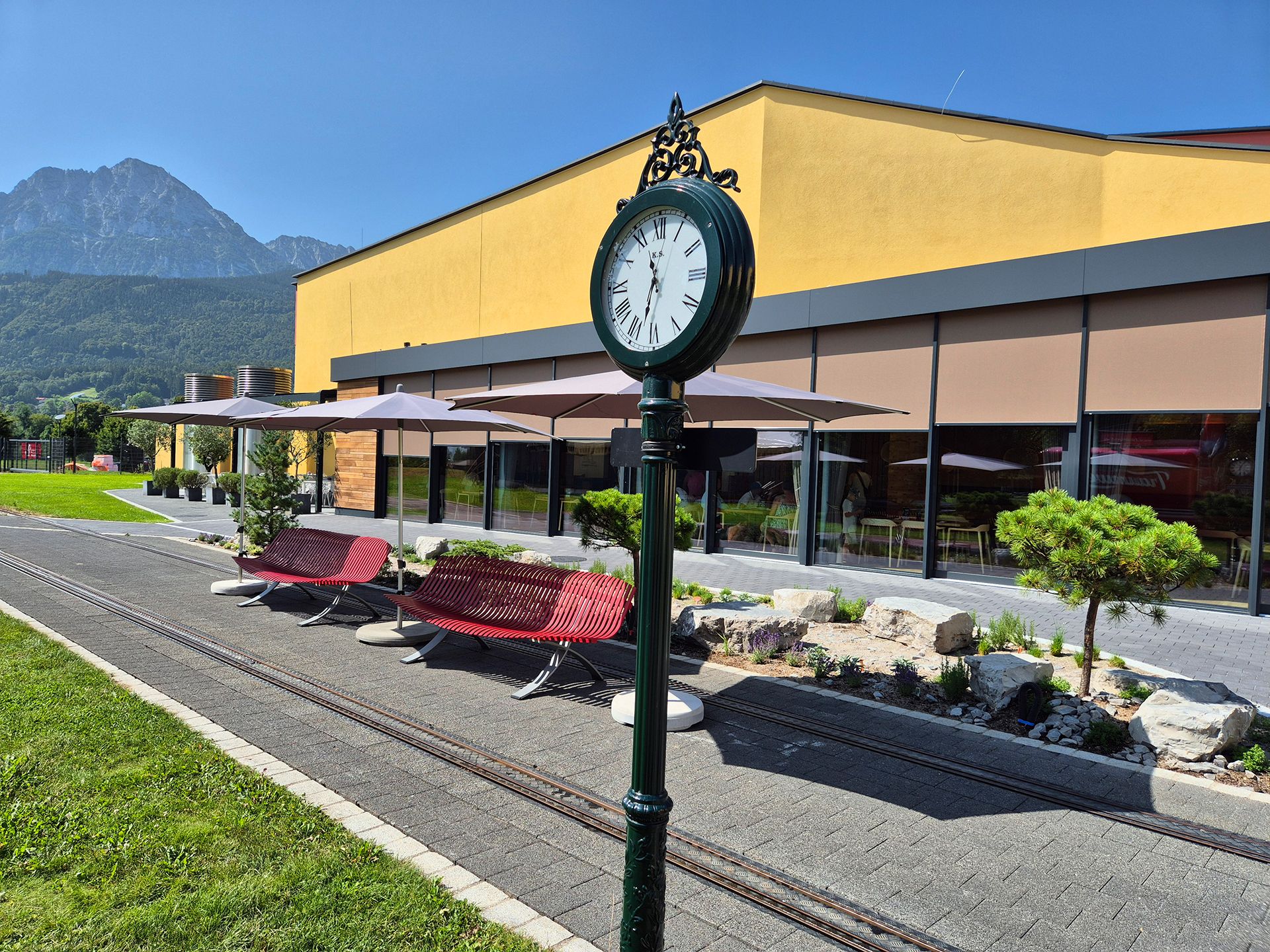 Außenpark vom Traumwerk mit einer grünen Standuhr