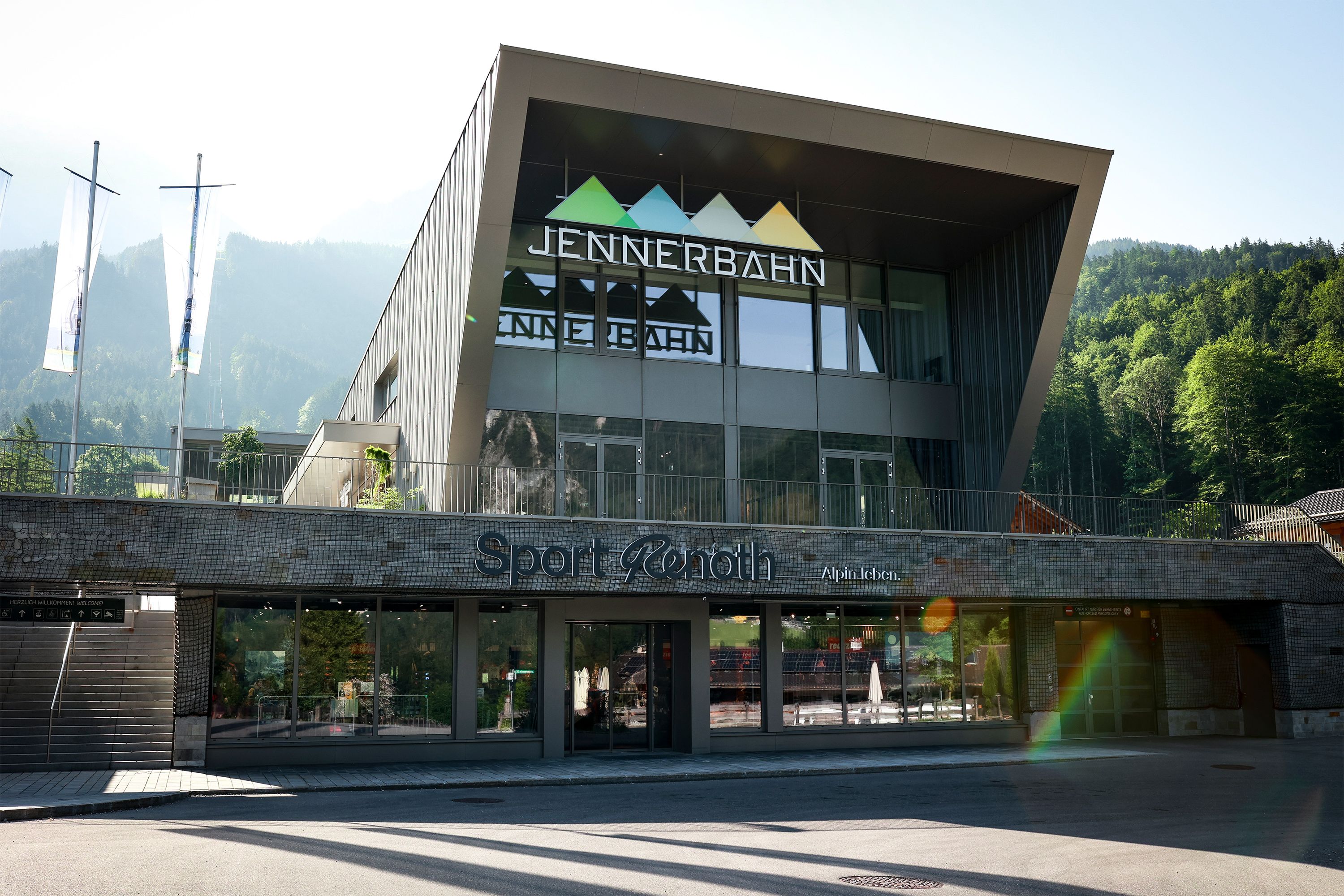 Das Sportgeschäft an der Talstation der Jennerbahn empfängt Besucher mit besonderem Flair. Hier finden Sie hochwertige E-Bikes für verschiedene Ansprüche der Marken KTM, Genesis und Scott zum leihen. Tourentipps gibt gratis dazu. 