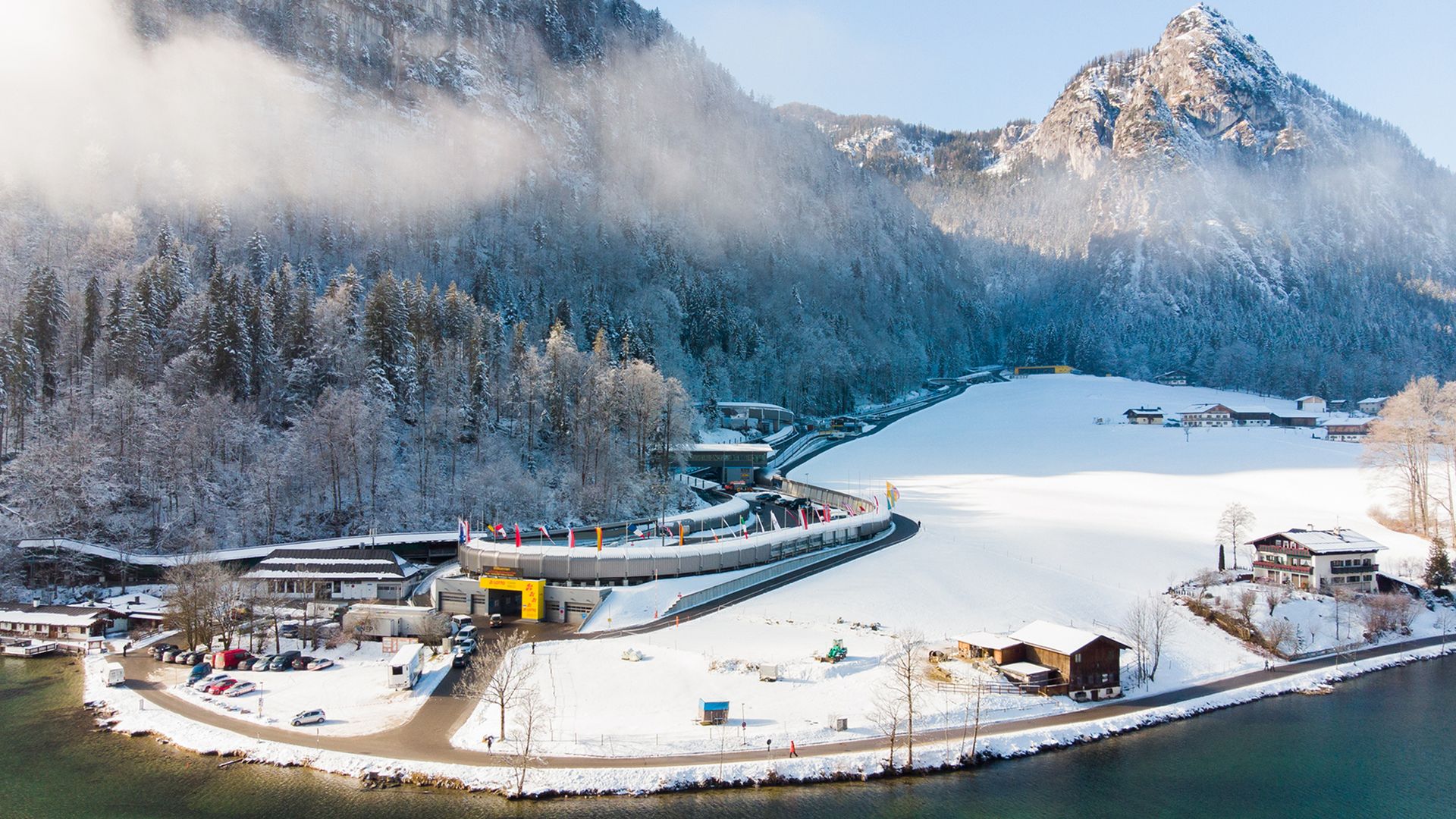 Die Bob- und Rodelbahn "Eisarena Königssee" im Winter in verschneiter Landschaft