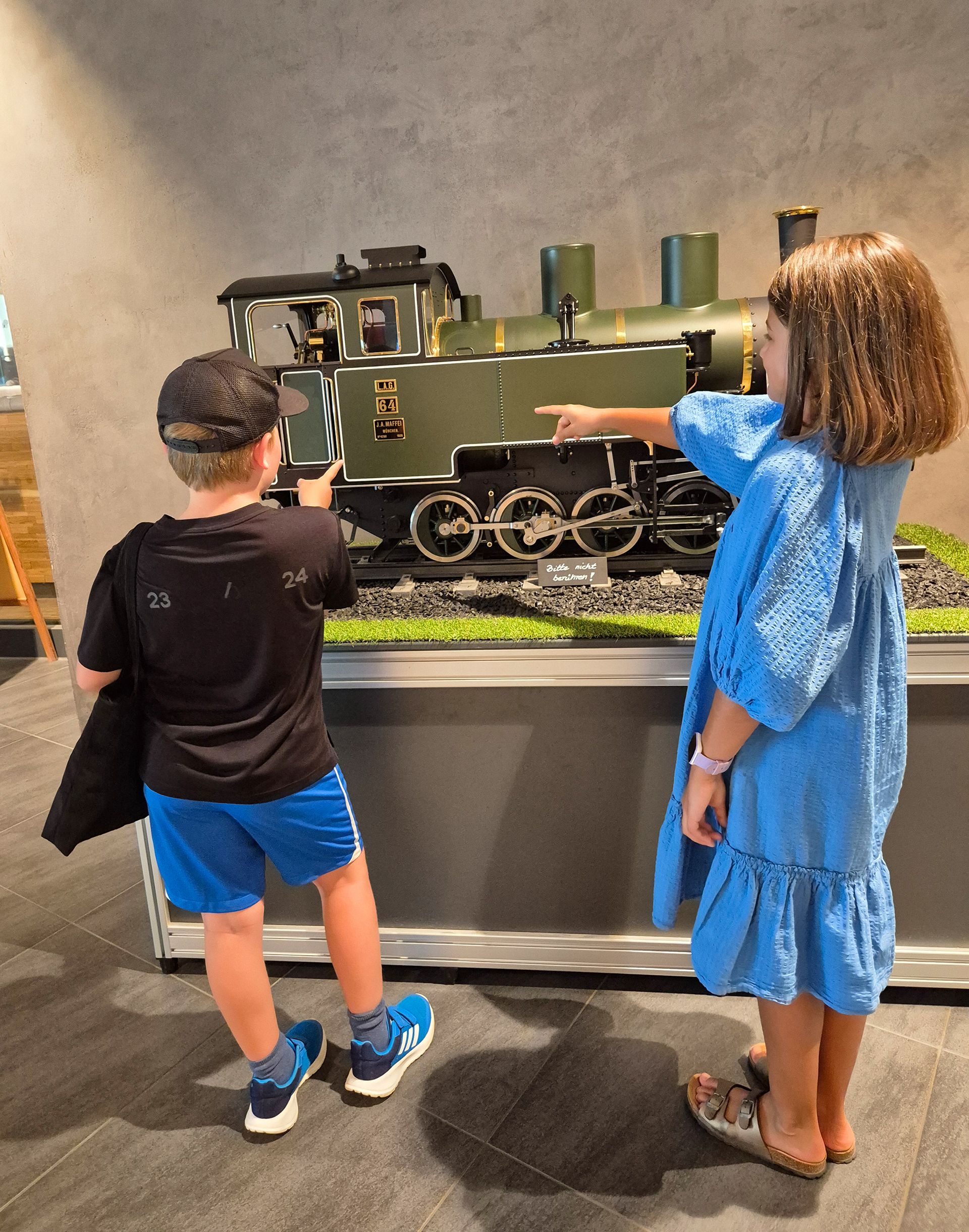 eine grüne Mini-Lokomotive im Traumwerk