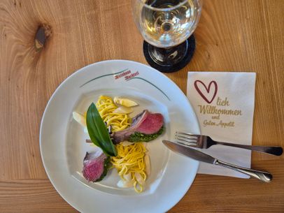 Lammrücken mit Bärlauchkruste und Spargelrahmnudeln