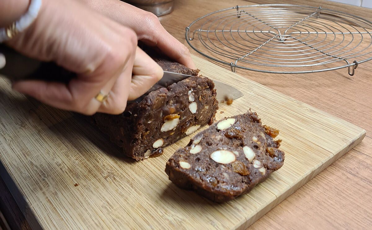 Frisch gebackenes, weihnachtliches Früchtebrot