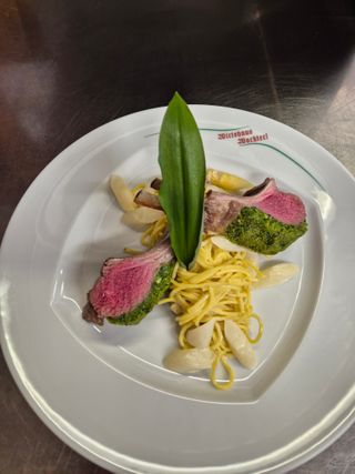Lammrücken mit Bärlauchkruste und Spargelrahmnudeln