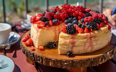Fluffiger Käsekuchen mit frischen Beeren
