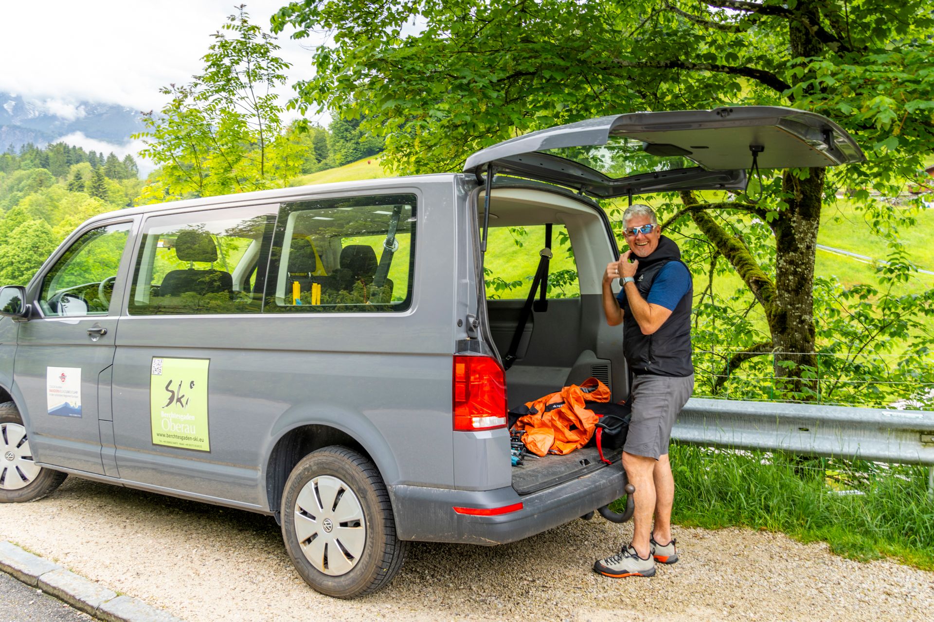 Eddy Balduin an seinem Auto: er bereitet sich auf die Tour vor