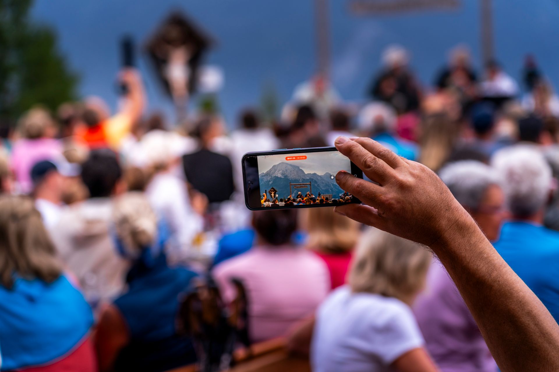 Zuschauermenge bei der Vorführung "der Watzmann groovt"