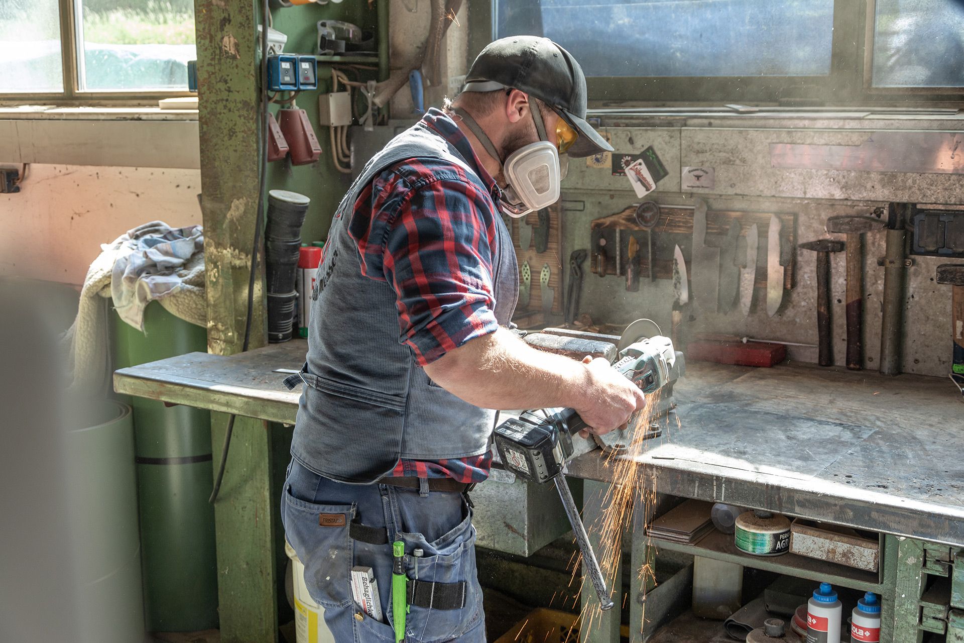 Messer Sepp in der Werkstatt mit einer Flex