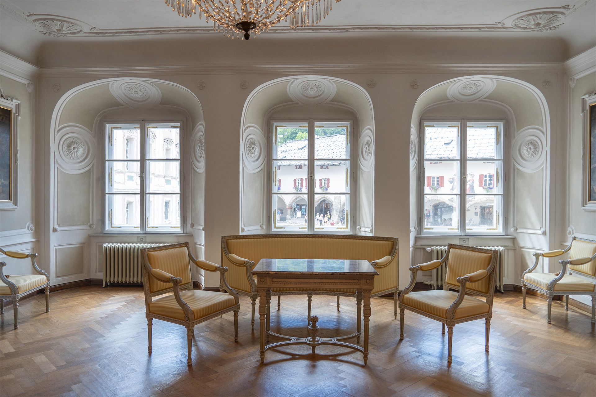 Eine Sitzgruppe im Königlichen Schloss Berchtesgaden