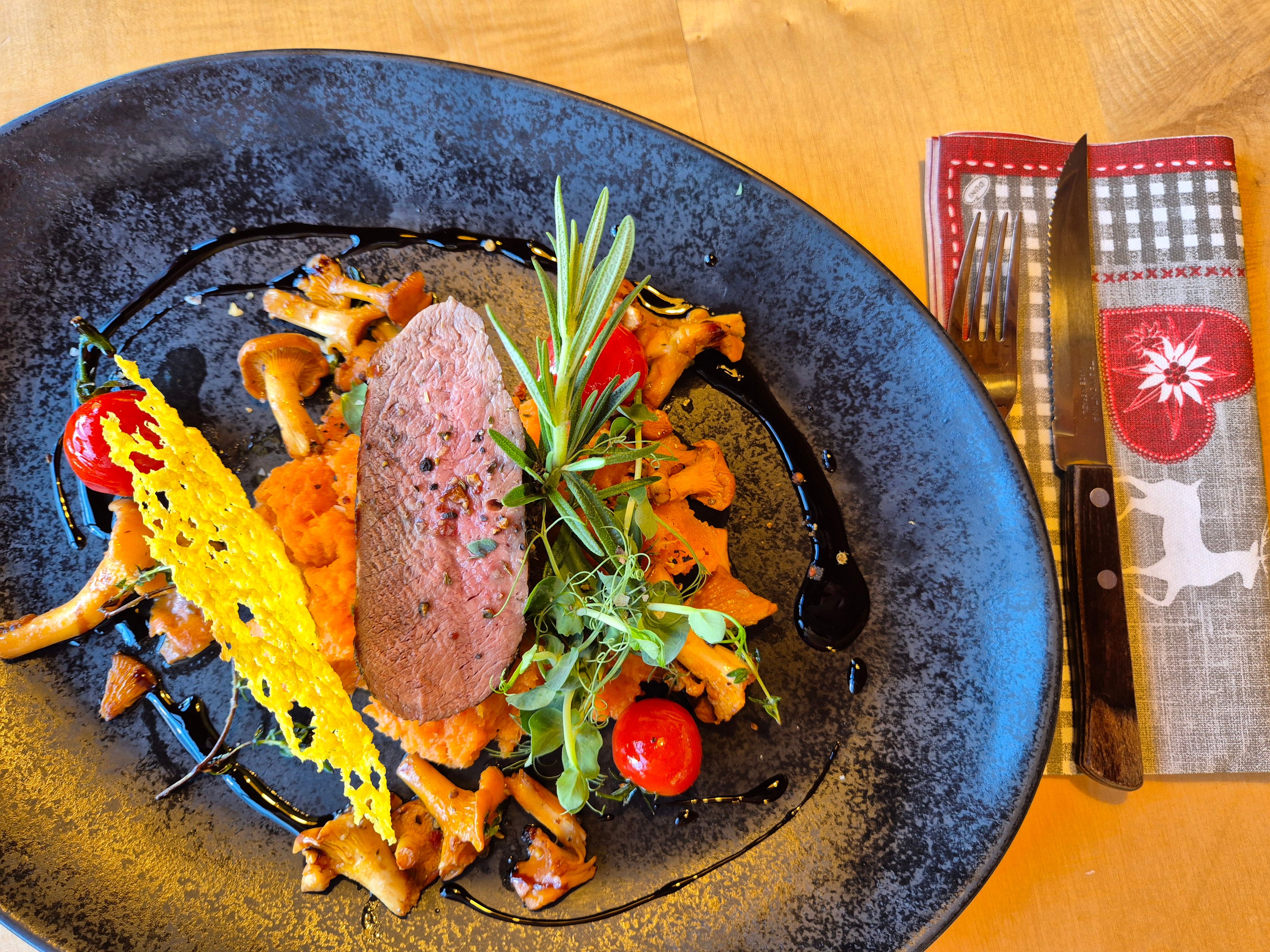 Hirschrückensteak mit Süßkartoffelstampf und Pfifferlingen